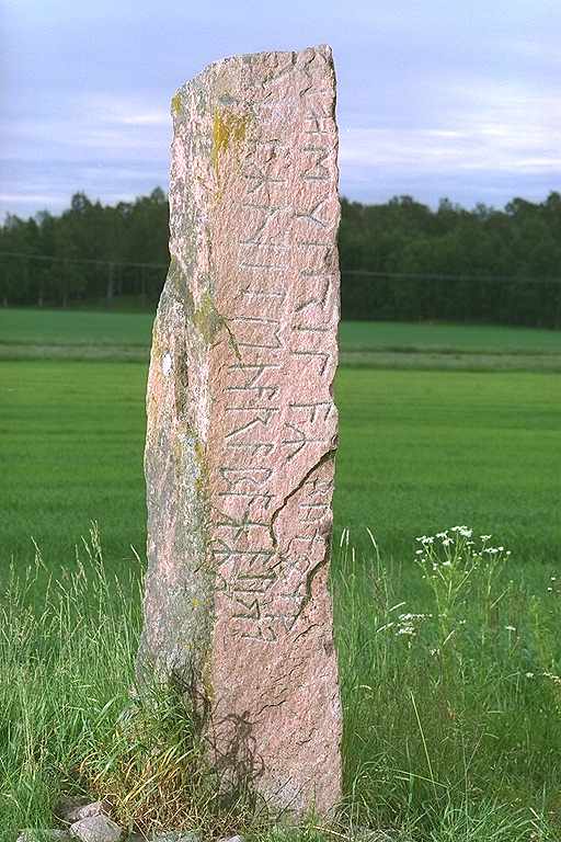 Runes written on runsten, rödaktig gnejsgranit. Date: U 520/530-560/570 (Imer 2007)